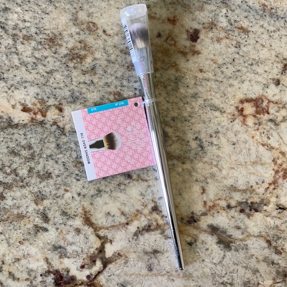 IT Cosmetics All Over Shadow Brush - Picture 1 of 2